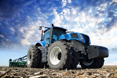 Fotobehang Blauwe trekker werken op de boerderij