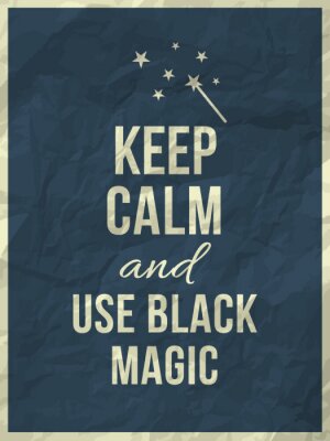 Blijf kalm en gebruik zwarte magie citaat op verfrommeld papier textuur