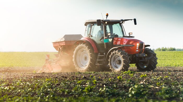 Poster Boer met zaaimachine - in de lente zaaien gewassen op landbouwgebied