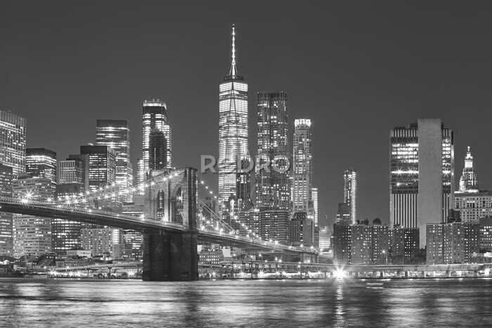 Poster Brooklyn Bridge en Manhattan nachtzicht in zwart-wit