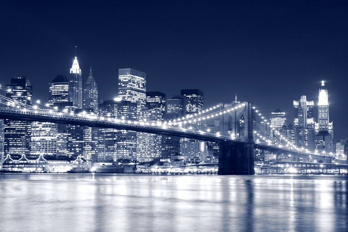 Poster Brooklyn Bridge en Manhattan skyline in de nacht, New York City