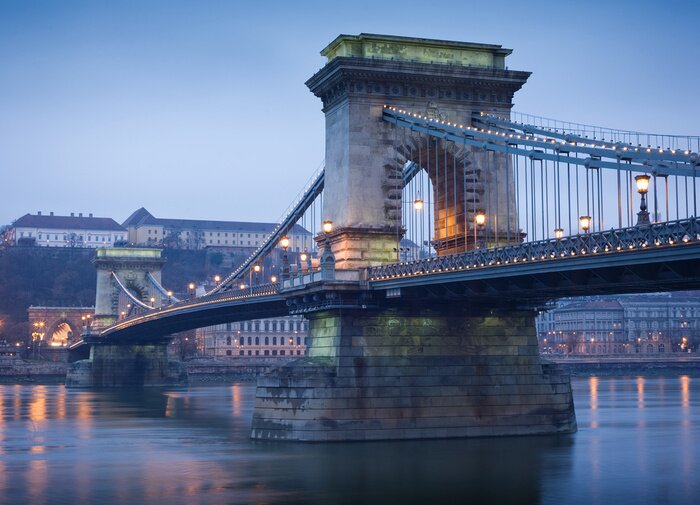 Poster Brug in de stad in de schemering
