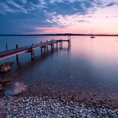 Brug op een stenen strand