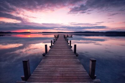 Brug tegen de achtergrond van de paarse lucht