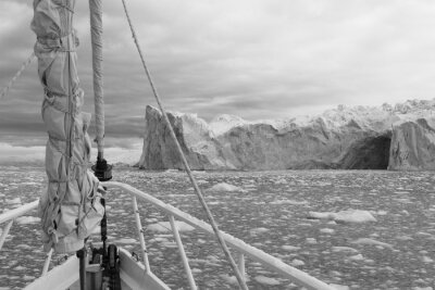 BW Zeilboot in de Antarctische wateren met majestueuze landschap