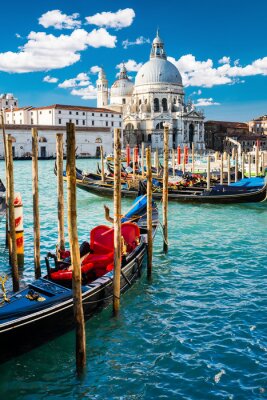Poster Canal Grande in Venetië, Italië, met kleurrijke gondelboten