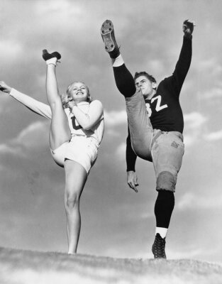 Poster Cheerleader en voetballer in een vintage retro foto
