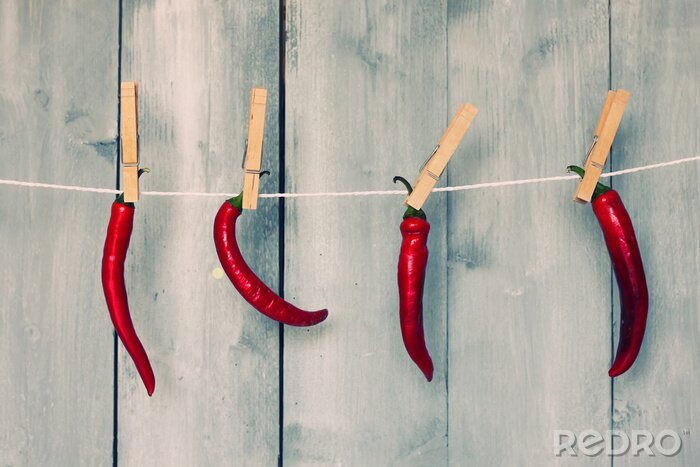 Poster Chilipepers hangen aan een touwtje