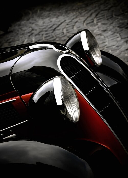 Poster Close-up van de koplampen van een zwarte retro auto