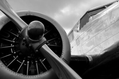 Poster Close-up van de propeller van een retro militair vliegtuig