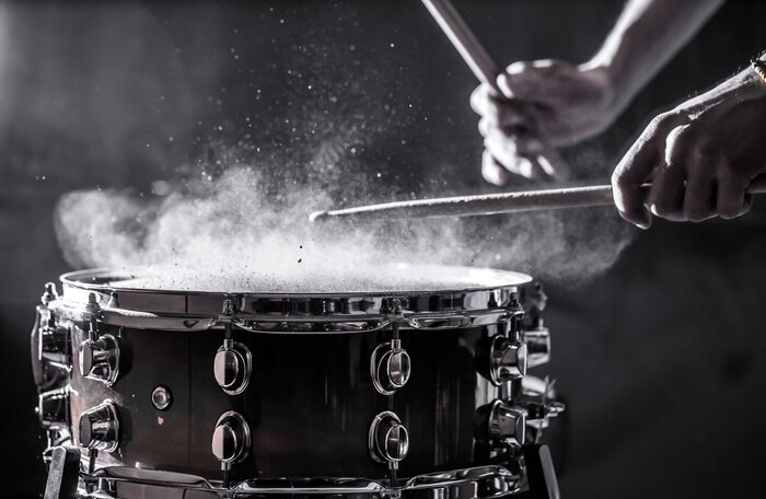 Poster Close-up van het drumstel dat bespeeld wordt.