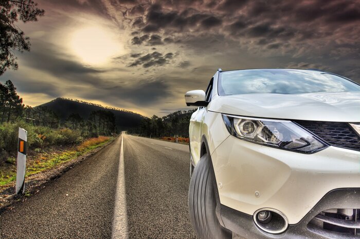 Poster coche nuevo por la carretera