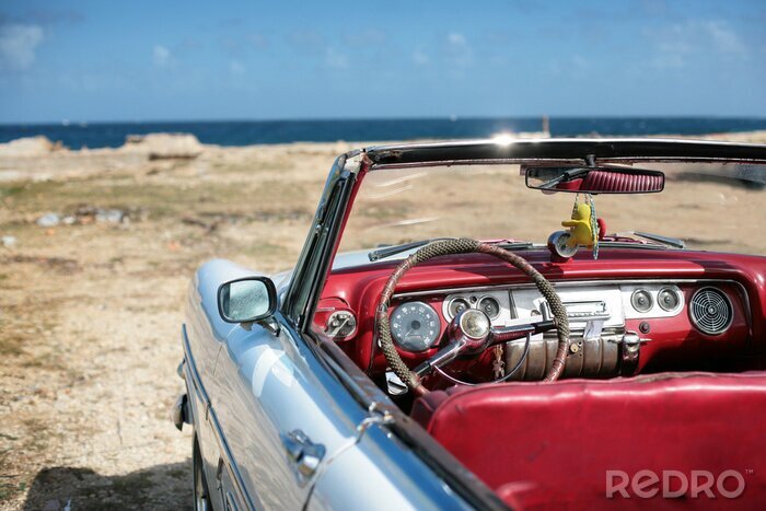 Poster Cubaanse vintage auto geparkeerd op de seacost in havana