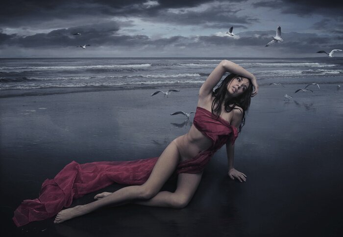 Poster Cute brunette poseren op het strand