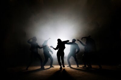 Poster Dansen en dansers verlicht door halogeenlampen