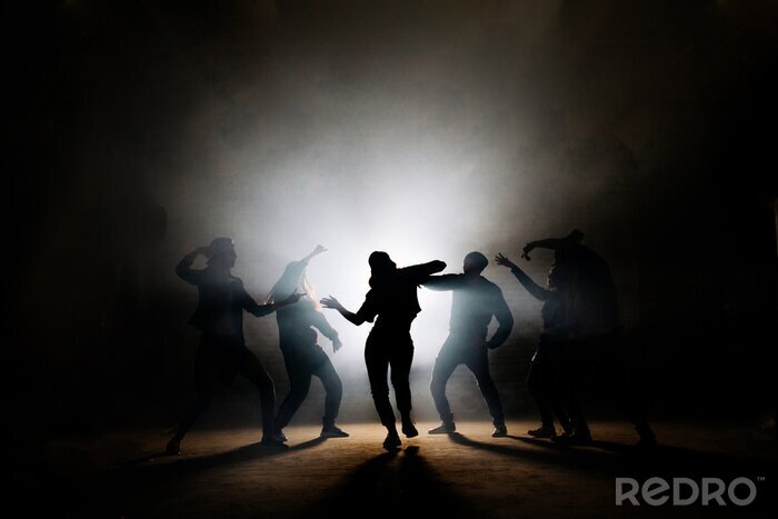 Poster Dansen en dansers verlicht door halogeenlampen