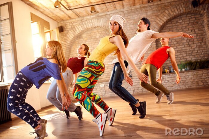 Poster Dansers en hiphopdansers tijdens oefeningen