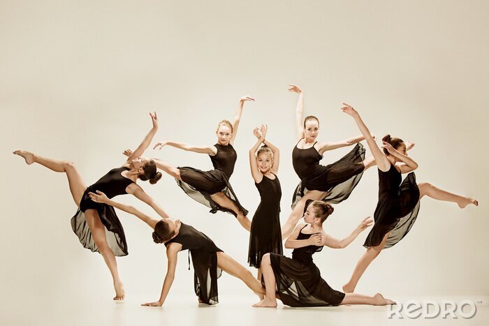 Poster Dansers in het zwart voeren een routine uit