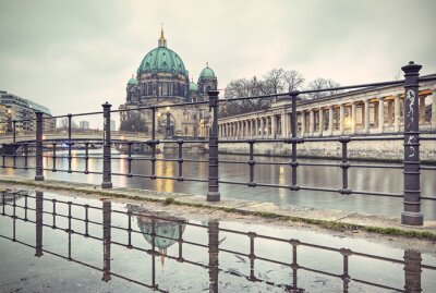 Poster De Berlijnse Dom op een bewolkte, regenachtige dag.