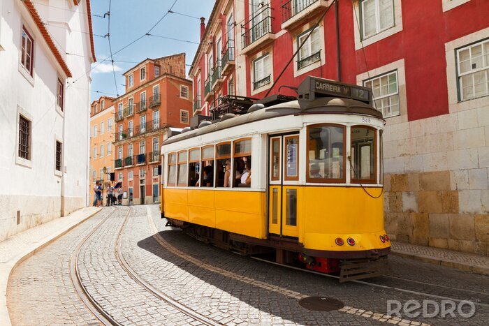 Poster De gele tram van Lissabon in de stad