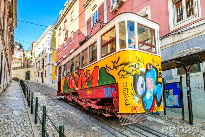 Poster De gele tram van Lissabon met graffiti