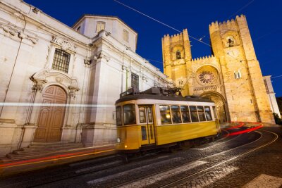 Poster De gele tram van Lissabon onder de kathedraal