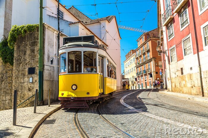Poster De gele tram van Lissabon overdag