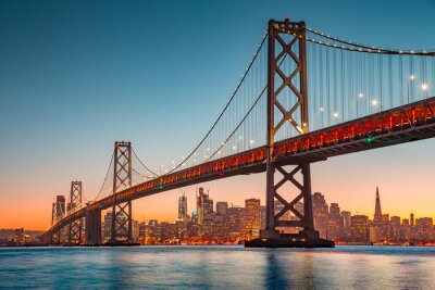 Poster De horizon van San Francisco met de Baaibrug van Oakland bij zonsondergang, Californië, de VS