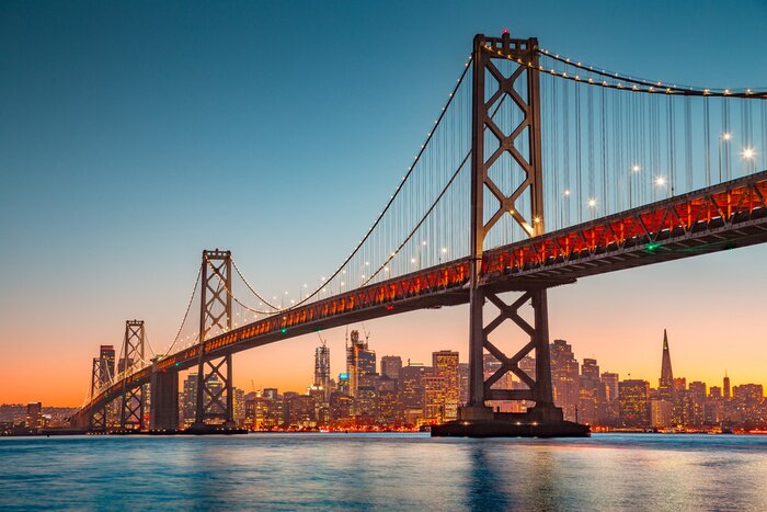 Poster De horizon van San Francisco met de Baaibrug van Oakland bij zonsondergang, Californië, de VS