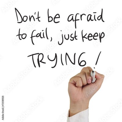 Poster De inscriptie 'Wees niet bang...' is met de hand op een schoolbord geschreven.