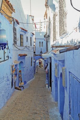 De kleine straat in medina van Chefchaouen, Marokko