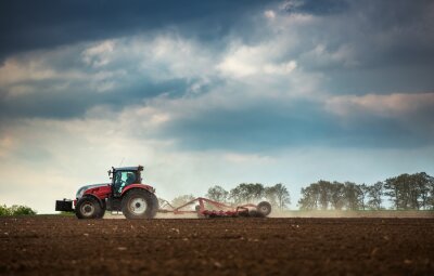 De landbouw van tractor ploegen en spuiten op veld