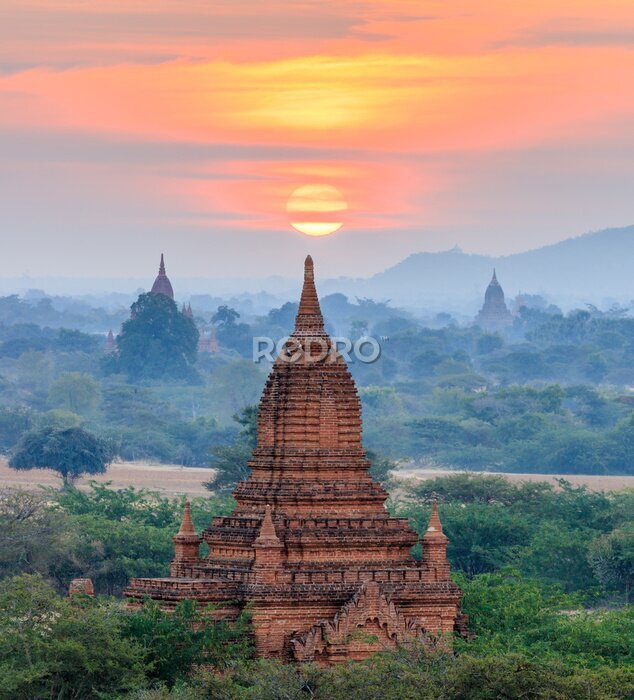 Poster De ondergaande zon boven Myanmar