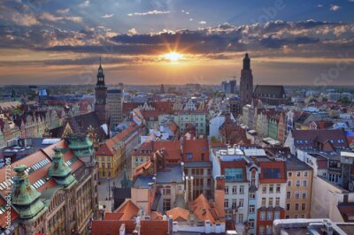 Fotobehang De oude binnenstad van Wrocław bij zonsondergang