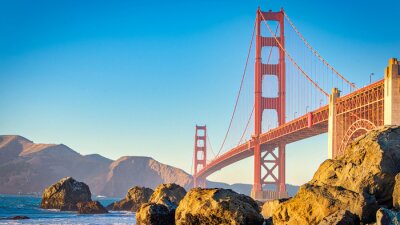 De rotsachtige kust en de brug in San Francisco