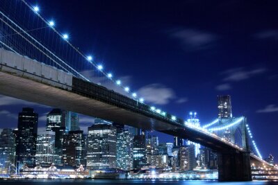 De skyline van New York City 's nachts