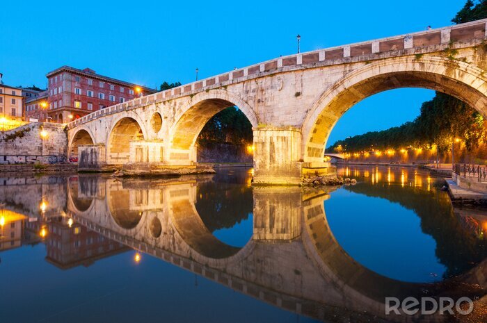 Poster De stad Rome en de brug in de avond