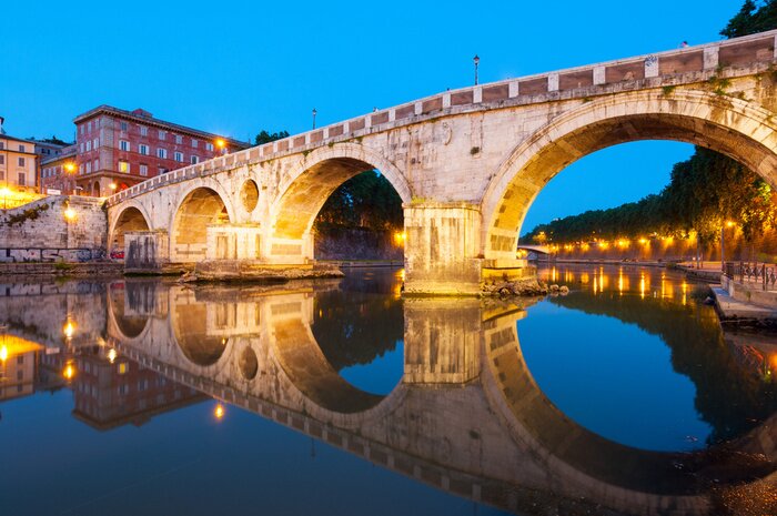 Poster De stad Rome en de brug in de avond