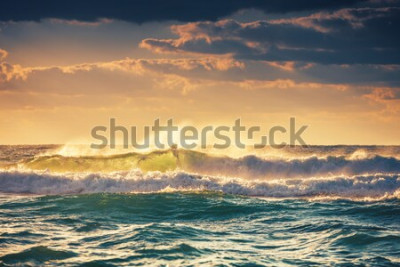 Poster De zee verlicht door zonsopgang