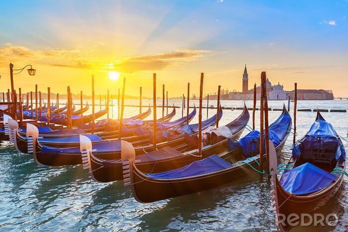 Poster De zon die door de gondels schijnt