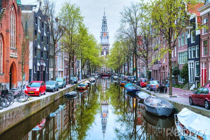 Poster Die Stadt Amsterdam legt an der Flussoberfläche an