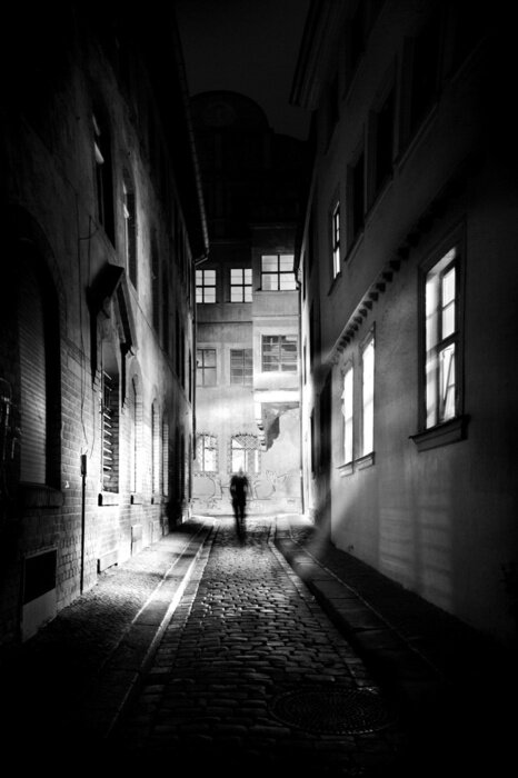 Poster Donkere straat 's nachts