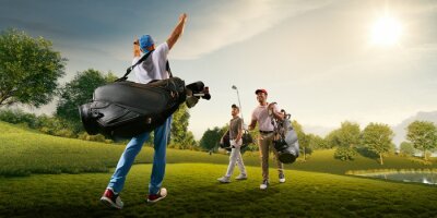 Drie mannelijke golfspelers op professionele golfbaan.