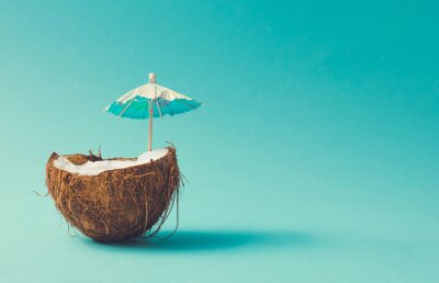 Poster Drink met een parapluutje in een halve kokosnoot