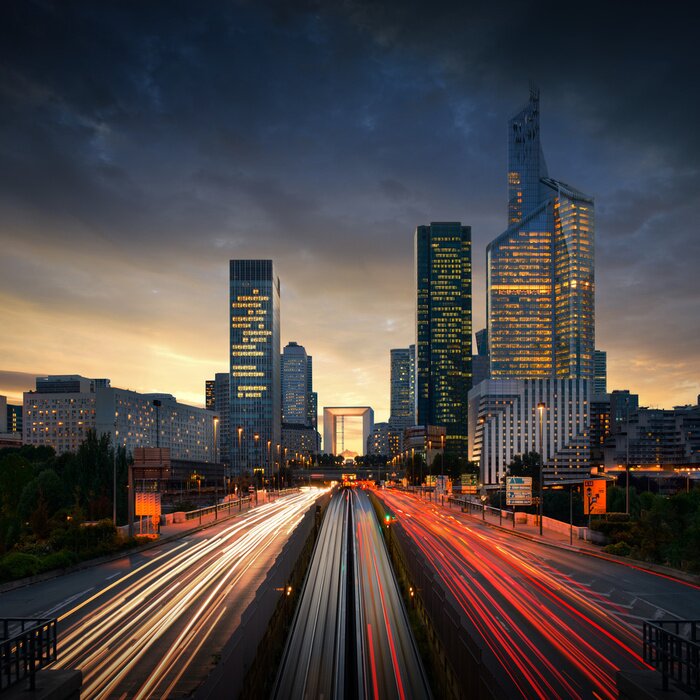 Poster Drukke straten van Parijs in de avond