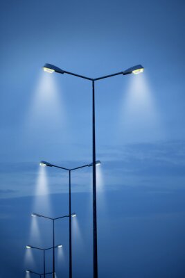 een beeld van de straat licht op de blauwe hemel