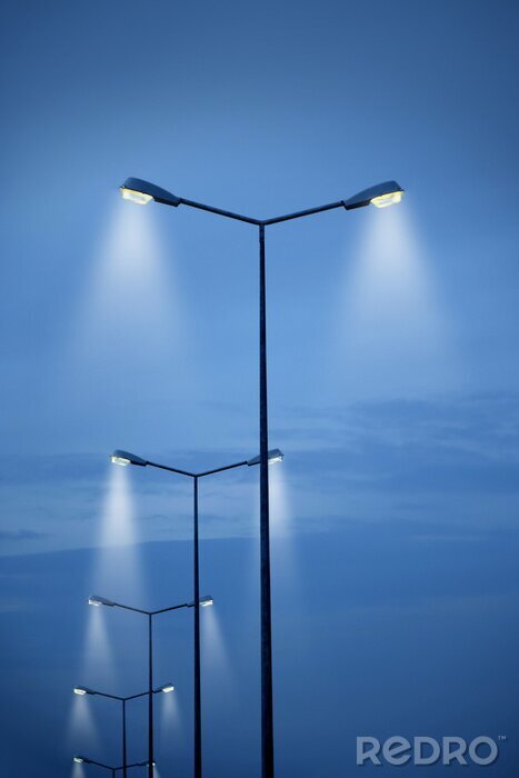 Poster een beeld van de straat licht op de blauwe hemel