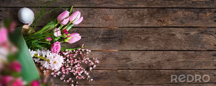 Poster Een boeket lentebloemen op houten planken