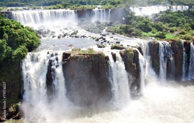 Poster Een breed panorama van monumentale watervallen.