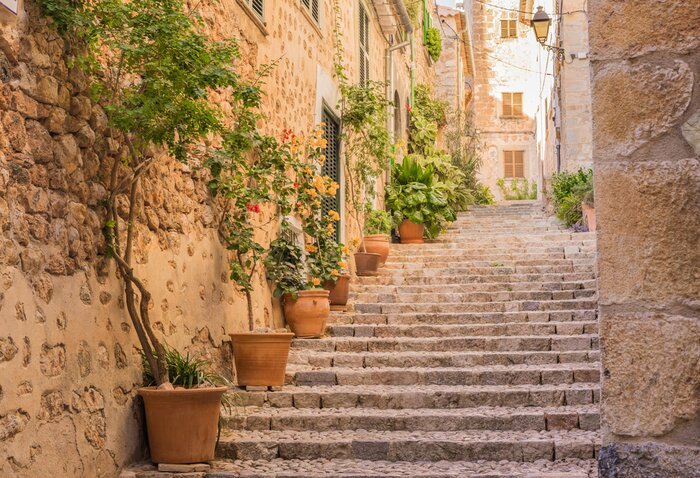 Poster Een charmante straat met trappen en keramiek van mediterrane architectuur